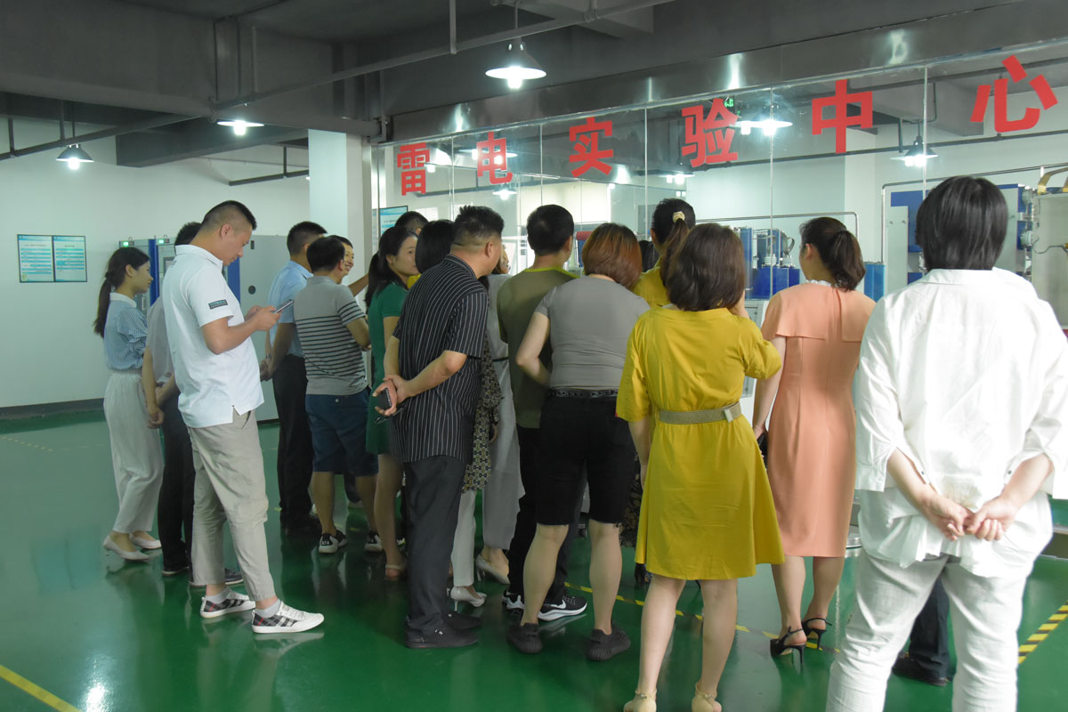 瑞士维多利亚大学MBA15-16班同学莅临千亿在线登录防雷考察交流